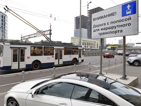 Разметка и указатель выделенной полосы для движения общественного транспорта на Ленинградском проспекте. Фото: РИА Новости