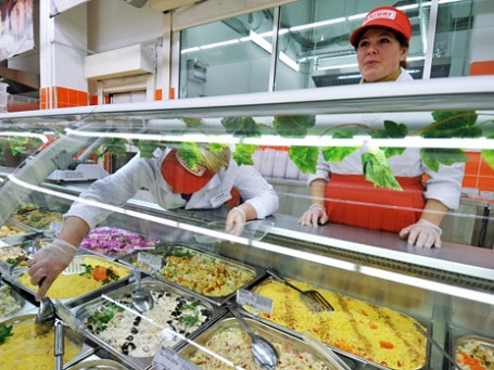 Продавцы магазина «Магнит» в отделе кулинарии. Фото: РИА Новости