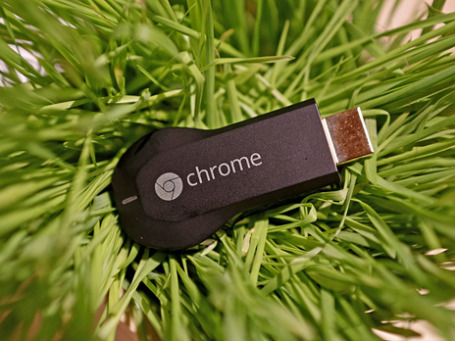 Устройство Chromecast позволяет просматривать интернет – контент на экране телевизора. Фото: Reuters