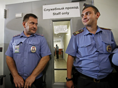 Сотрудники полиции у входа в помещение транзитной зоны аэропорта «Шереметьево», где находится экс-сотрудник ЦРУ Эдвард Сноуден. Фото: Reuters