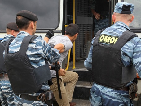 Сотрудники правоохранительных органов задерживают мужчину во время рейда по проверке документов на территории Кунцевского рынка в Москве. Фото: РИА Новости