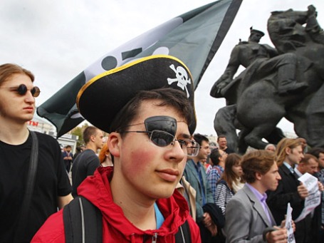 Участники митинга против «антипиратского» закона на площади Краснопресненской Заставы в Москве. Фото: РИА Новости