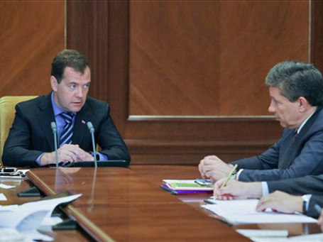 Председатель правительства России Дмитрий Медведев (слева) и глава «Роскосмоса» Владимир Поповкин. Фото: РИА Новости