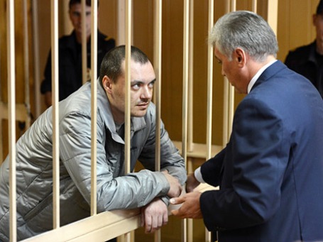 Обвиняемый Алексей Русаков (слева) во время рассмотрения уголовного дела по факту ДТП, в котором погибла актриса Марина Голуб, в Никулинском суде Москвы. Фото: РИА Новости