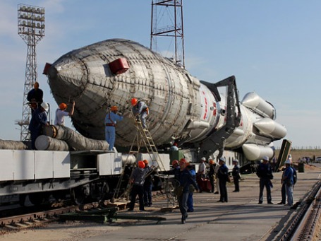 Вывоз ракеты космического назначения «Протон-М» на стартовый комплекс космодрома Байконур. Фото: РИА Новости