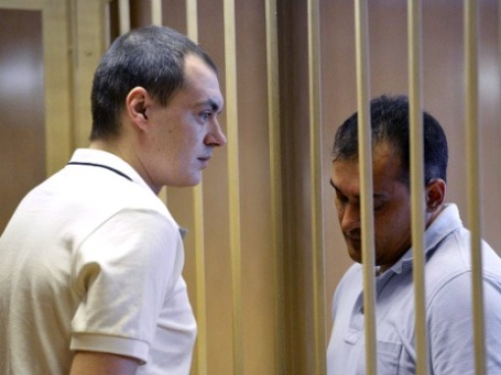 Алексей Русаков (слева) и адвокат Игнат Яворский на заседании Никулинского суда Москвы. Фото: РИА Новости