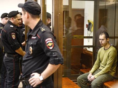 Дмитрий Виноградов (справа), обвиняемый в убийстве шестерых человек в офисе фармацевтической компании на северо-востоке Москвы 7 ноября 2012 года, в Московском городском суде. Фото: РИА Новости