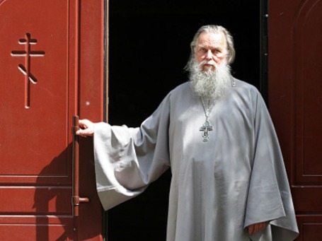 Священник Русской православной церкви Павел Адельгейм у храма Святых Жен-Мироносиц в Пскове в 2011 году. Тело священника с ножевыми ранениями было обнаружено в центре Пскова. Фото: РИА Новости