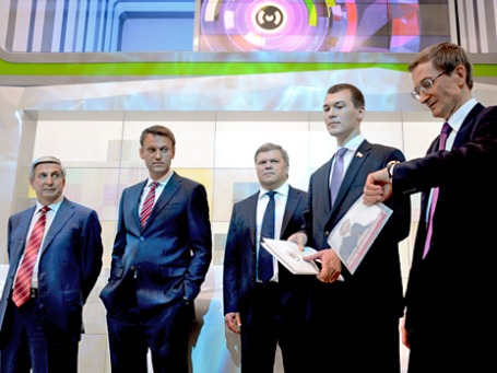 Кандидаты на пост мэры Москвы перед началом дебатов. Слева направо: заместитель председателя ЦК КПРФ Иван Мельников, кандидат от РПР-ПАРНАС оппозиционер Алексей Навальный, председатель партии «Яблоко» Сергей Митрохин, кандидат от ЛДПР Михаил Дегтярев и председатель «Справедливой России» Николай Левичев. Фото: РИА Новости
