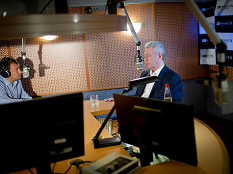 Врио мэра Москвы Сергей Собянин во время интервью на радиостанции Business FM. Фото предоставлено пресс-службой С. Собянина