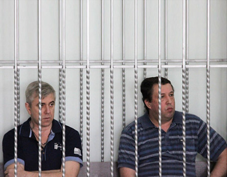 Экс-глава Крымского района Василий Крутько (слева) и бывший заместитель руководителя управления ГО и ЧС Крымского района Виктор Жданов, проходящие по делу о халатности чиновников во время наводнения в Крымске 6-7 июля 2012 года, во время судебного заседания. Фото: РИА Новости