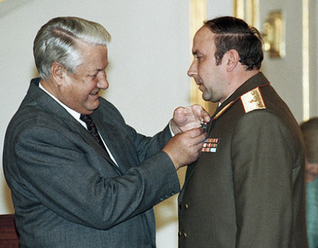 Борис Ельцин (слева) награждает Александра Коржакова (справа) орденом «За личное мужество». Фото: РИА Новости