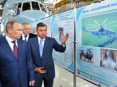 Президент РФ Владимир Путин осматривает образцы вертолетной техники в цехе окончательной сборки во время посещения ОАО «Роствертол» в Ростове-на-Дону. Справа - генеральный директор ОАО «Вертолеты России» Дмитрий Петров. Фото: РИА Новости