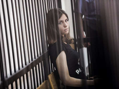 Участница панк-группы Pussy Riot Надежда Толоконникова перед началом заседания Верховного суда Республики Мордовии. 26 июля 2013 г. Фото: РИА Новости