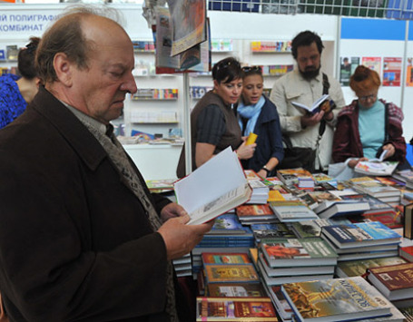 Посетители XXIV Московской международной книжной ярмарки на ВВЦ. Фото: РИА Новости
