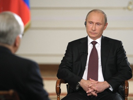 Президент РФ Владимир Путин (справа) в Ново-Огарево во время интервью «Первому каналу» и информационному агентству «Ассошиэйтед Пресс». Слева - главный редактор информационного агентства «Ассошиэйтед Пресс» Джон Данишевски. Фото: РИА Новости
