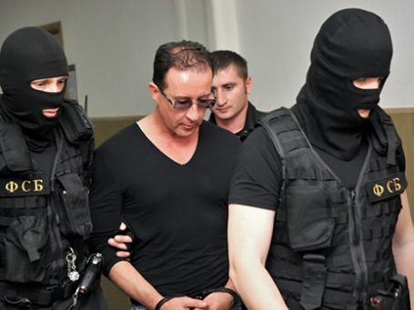 Работники ФСБ ведут Фарита Темиргалиева, обвиняемого в получении взятки за покровительство нелегальному игорному бизнесу в Подмосковье. Фото: РИА Новости