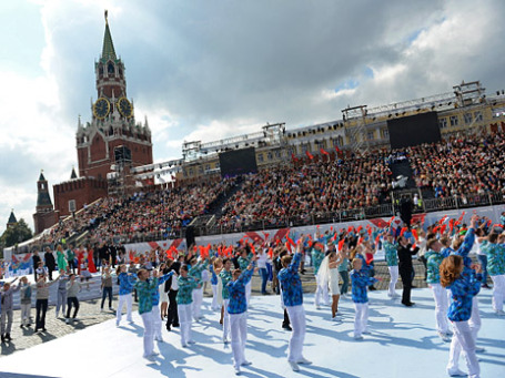 Выступление артистов во время торжественной церемонии открытия Дня города на Красной площади.. Фото: РИА Новости