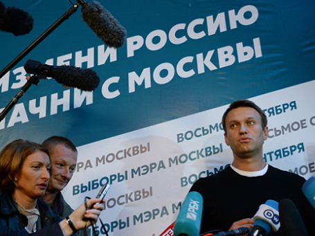 Кандидат в мэры Москвы от партии «РПР-ПАРНАС» Алексей Навальный выступает на пресс-конференции, посвященной итогам его предвыборной кампании, у своего избирательного штаба. Фото: РИА Новости