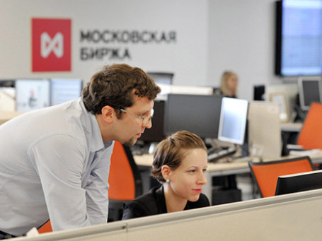 Сотрудники в офисе московской биржи ММВБ-РТС. Фото: РИА Новости