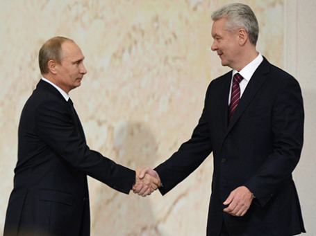 Президент РФ Владимир Путин поздравляет Сергея Собянина с вступлением в должность мэра Москвы . Фото: РИА Новости