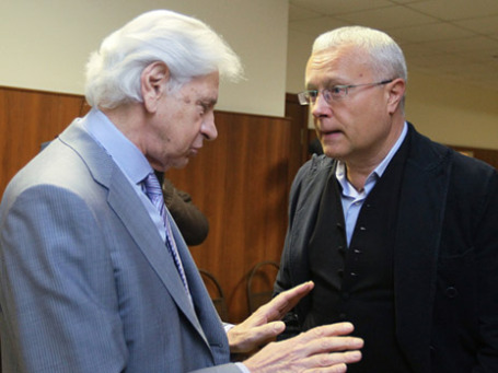 Банкир Александр Лебедев (справа) и президент Адвокатской палаты Москвы Генри Резник в Мосгорсуде. Фото: РИА Новости