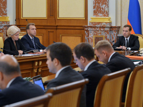 Председатель правительства РФ Дмитрий Медведев (в центре на дальнем плане) проводит заседание кабинета министров РФ в Доме правительства РФ. На втором плане - заместитель председателя правительства РФ Ольга Голодец и первый заместитель председателя правительства РФ Игорь Шувалов. Фото: РИА Новости