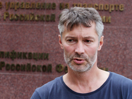 Избранный мэр Екатеринбурга Евгений Ройзман у следственного комитета РФ по Свердловской области. Фото: РИА Новости