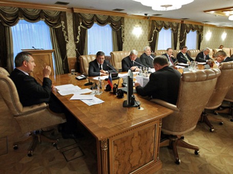 Заместитель председателя правительства РФ Дмитрий Рогозин (слева) на совещании по расследованию причин неудачного пуска межконтинентальной баллистической ракеты «Булава». Фото: РИА Новости