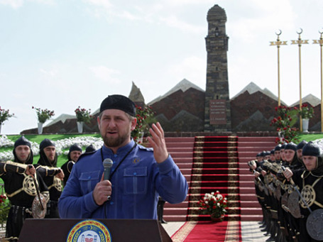 Глава Чеченской Республики Рамзан Кадыров во время церемонии открытия мемориала «Дади-Юр», посвященного чеченским женщинам, погибшим в 1819 году в Гудермесском районе Чечни. Фото: РИА Новости