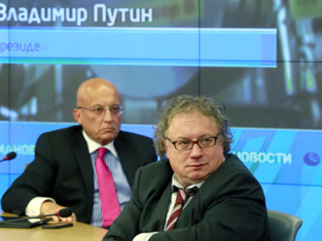 Политологи Сергей Караганов (на втором плане) и Николай Злобин на пресс-конференции «Валдайский клуб: 10 лет» в Международном мультимедийном пресс-центре РИА Новости. Фото: РИА Новости