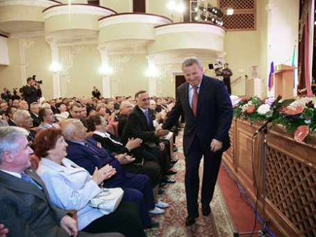 Губернатор Хабаровского края Вячеслав Шпорт (в центре) на торжественной церемонии вступления в должность. Фото: РИА Новости