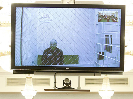 Экс-глава ЮКОСа Михаил Ходорковский на экране монитора видеотрансляции из мест заключения во время заседания Верховного суда РФ, где рассматривается надзорная жалоба на приговор Михаилу Ходорковскому и его бывшему партнеру Платону Лебедеву. 6 августа 2013 г. Фото: Reuters