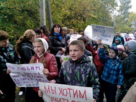 Пикет учащихся школы №740 и их родителей у районной администрации. Фото: twitter.com/sssmirnov