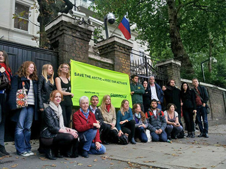 Сторонники Greenpeace у посольства России в Великобритании. Фото: twitter.com/GreenpeaceUK