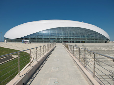 Вид на ледовый дворец «Большой» в прибрежном кластере Сочи. Фото: РИА Новости