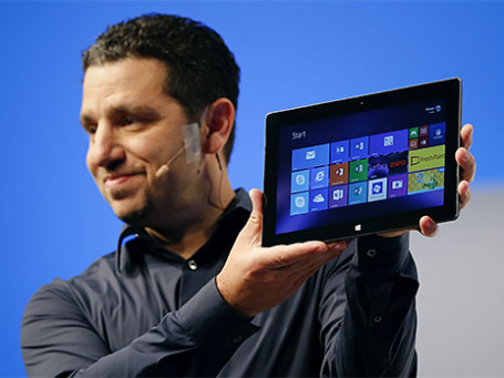 Вице-президент компании Microsoft представляет планшет Surface второго поколения. Фото: Reuters