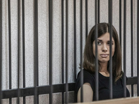 Участница панк-группы Pussy Riot Надежда Толоконникова перед началом заседания Верховного суда Республики Мордовии 26 июля 2013 года. Фото: РИА Новости
