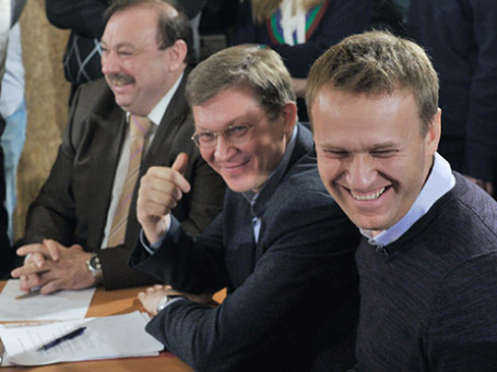 Алексей Навальный и Владимир Рыжков (справа налево) на расширенном заседании оргкомитета шествия 4 февраля 2012г. На третьем плане – Геннадий Гудков. Фото: РИА Новости