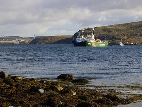 Корабль Greenpeace Arctic Sunrise в порту Мурманска. Фото: Reuters