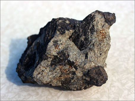 Поднятый со дна озера Чебаркуль обломок метеорита. Фото предоставлено пресс-службой УрФУ