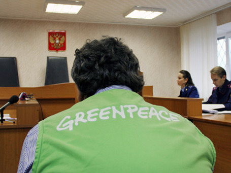 Во время судебного заседания по рассмотрению ходатайства об избрании меры пресечения активистам Greenpeace в Ленинском суде города Мурманска. По решению суда активист Greenpeace Роман Долгов и фотограф Денис Синяков арестованы до 24 ноября 2013 года. Фото: РИА Новости