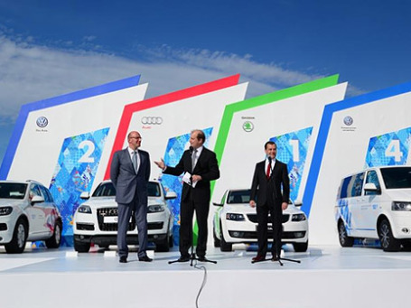 Председатель правительства РФ Дмитрий Медведев, генеральный директор «ФОЛЬКСВАГЕН Груп Рус» Маркус Озегович и президента Оргкомитета «Сочи 2014» Дмитрий Чернышенко (справа налево). Фото предоставлено пресс-службой Volkswagen