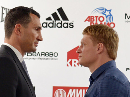 Украинский боксер Владимир Кличко (слева) и российский боксер Александр Поветкин на пресс-конференции перед боем. Фото: РИА Новости