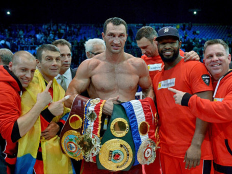 Чемпион мира в тяжелом весе по версиям IBF/IBO/WBA/WBO украинец Владимир Кличко (в центре) после победы в бою за титул чемпиона мира по версиями WBA, IBF, WBO, IBO. Фото: РИА Новости