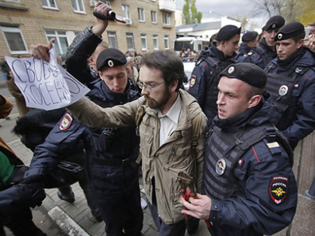Сотрудники правоохранительных органов задерживают участника акции в поддержку Михаила Косенко у здания Замоскворецкого суда. Фото: РИА Новости
