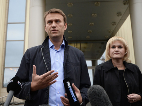Оппозиционер Алексей Навальный и адвокат Ольга Михайлова у здания Мосгорсуда после судебного заседания. Фото: РИА Новости