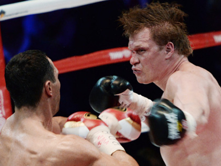 Чемпион мира в тяжелом весе по версиям IBF/IBO/WBA/WBO, украинец Владимир Кличко и регулярный чемпион WBA, россиянин Александр Поветкин (справа). Фото: РИА Новости