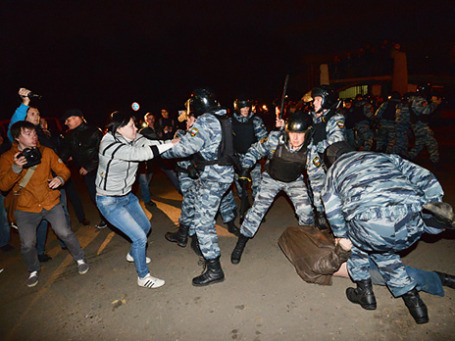 Сотрудники полиции задерживают участников беспорядков во время народного схода в московском районе Бирюлево. Фото: РИА Новости