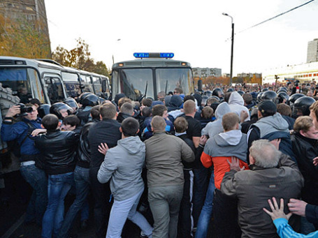 Массовые беспорядки возле торгового центра «Бирюза» в московском районе Бирюлево. Фото: РИА Новости
